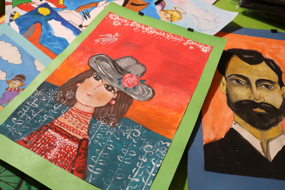 Arts and Crafts sessions for refugees and local children. © Carlotta Wichmann for Action Against Hunger