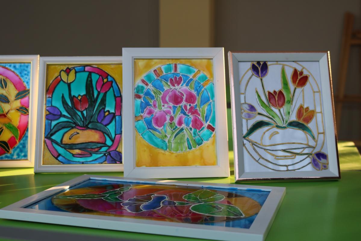Arts and Crafts sessions for refugees and local children. © Carlotta Wichmann for Action Against Hunger