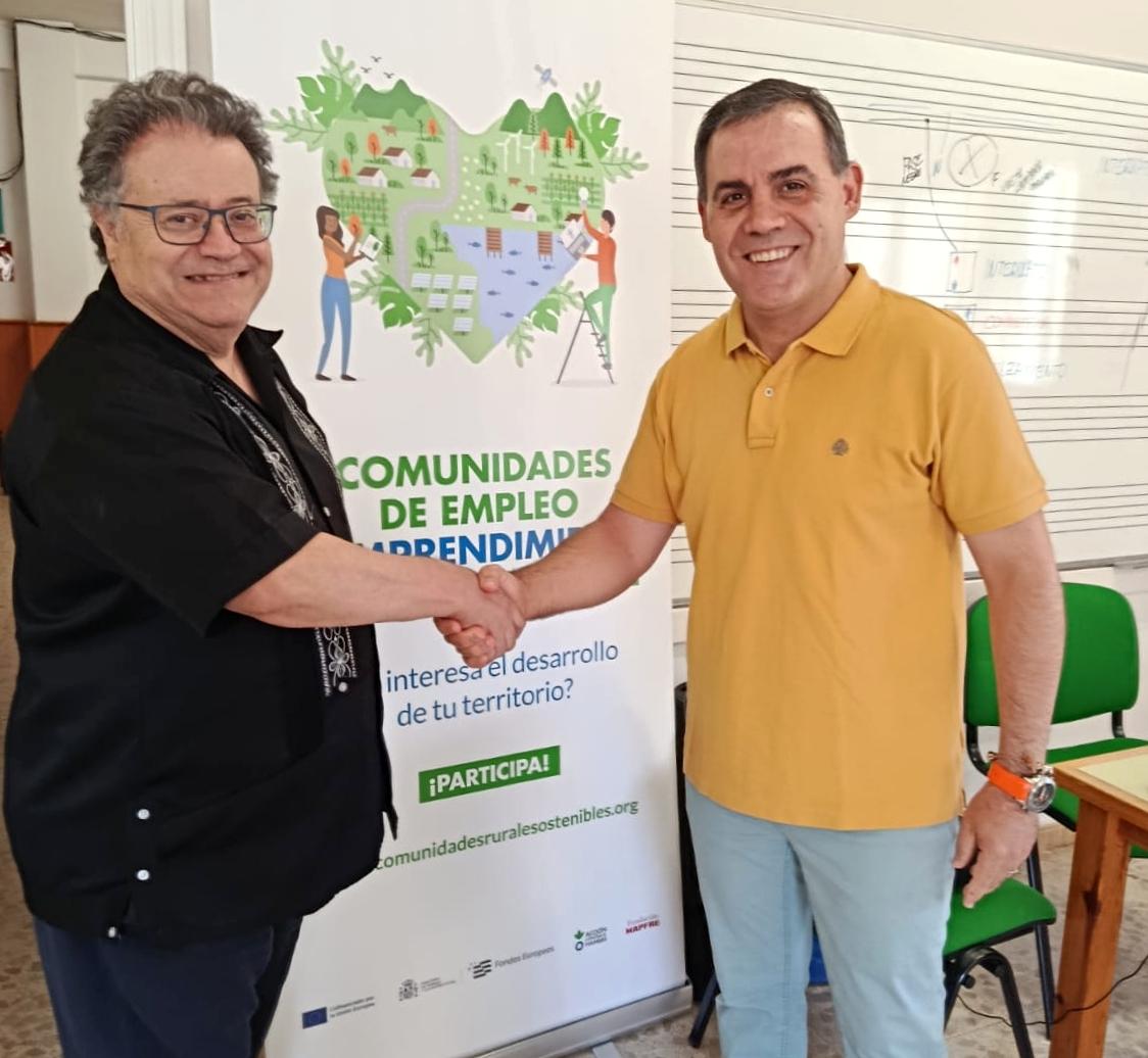 Hombres-EstrechandoMano-APRODEL-AccioncontraHambre-EmpleoRural-CastillaLaMancha-España-2025
