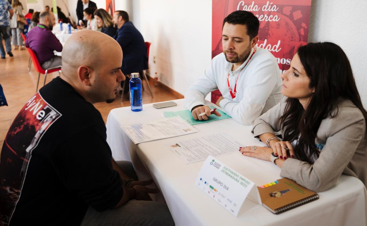 Entrevista-Empleo-Trabajo-QuéHacer-5claves-AccioncontraelHambre-Hombre-Entrevistado-MujerRRHH-España