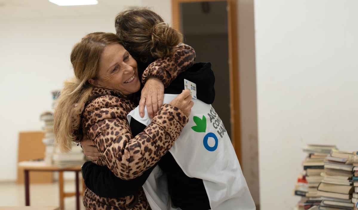 Mujeres abrazandose-AyudaONG-AccioncontraHambre-DANA-España-Valencia