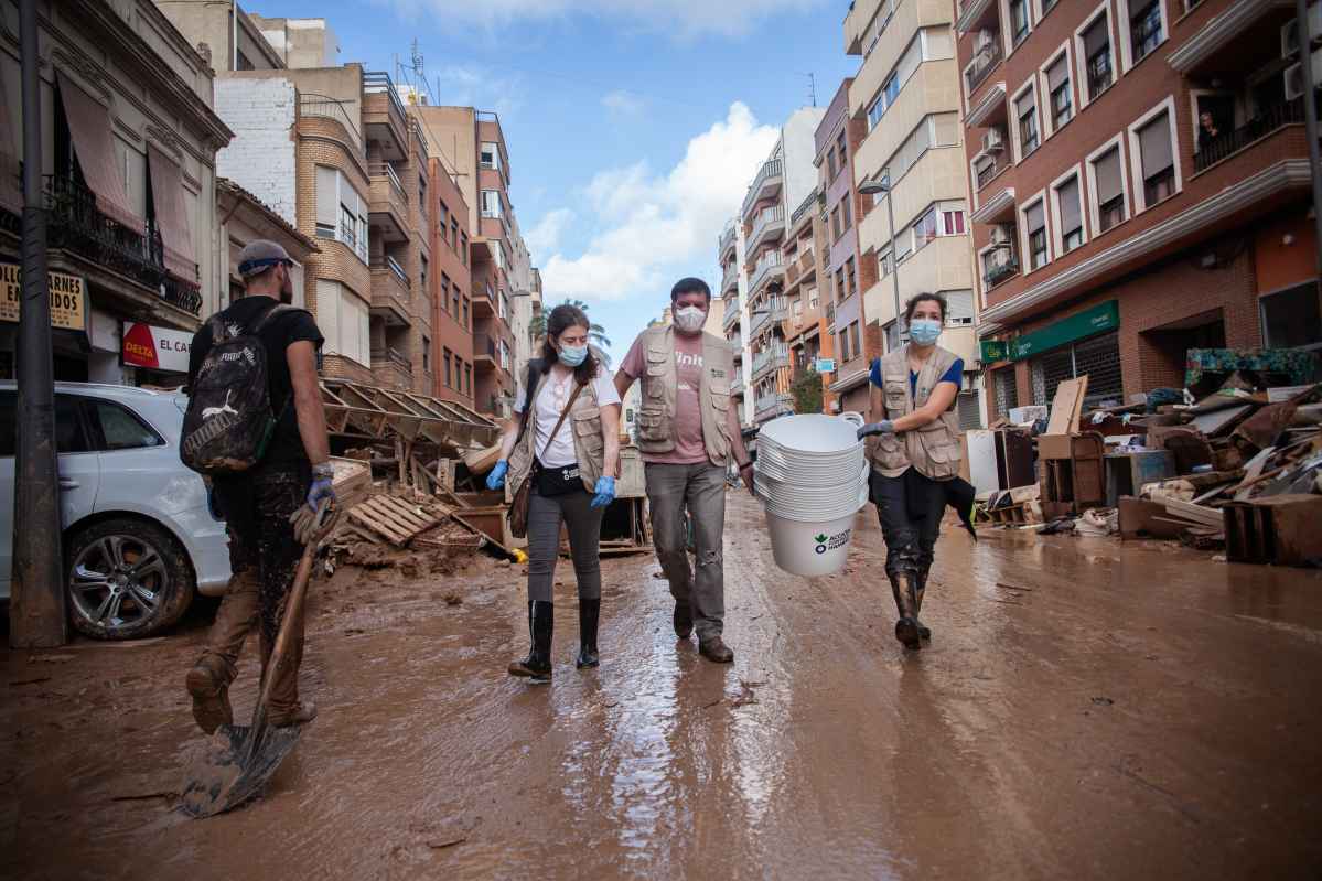 Fase2-RecuperacionDANA-Valencia-AccioncontraHambre-Aniversario-Limpieza Lodo-Calles