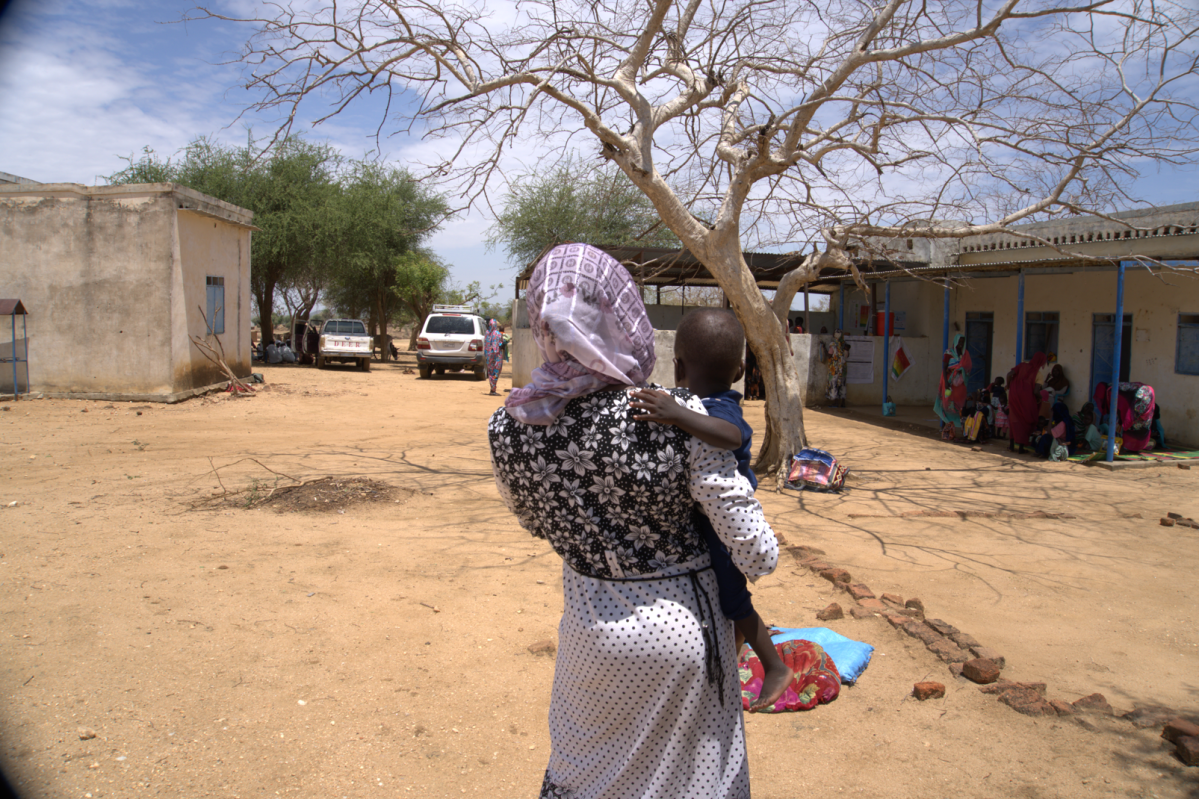 Madre abrazando a hijo de espaldas en Sudán