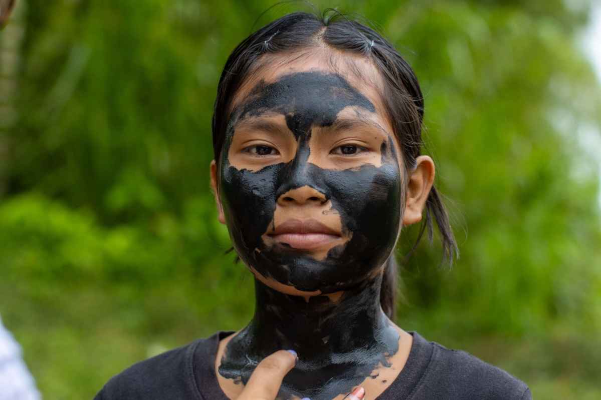Adolescente Awajún de la comunidad indígena “La Curva”, en la selva del Perú, participa en un simulacro de respuesta ante derrame de petróleo, en el marco del proyecto "Respuesta Rápida Indígena", ejecutado por Acción contra el Hambre y financiado por la Unión Europea.      