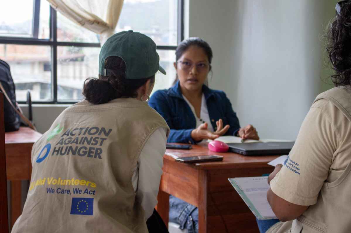 Equipo de Acción contra el Hambre conversa con la Directora de Salud del GTAA en su oficina en Chiriaco, departamento de Amazonas. 