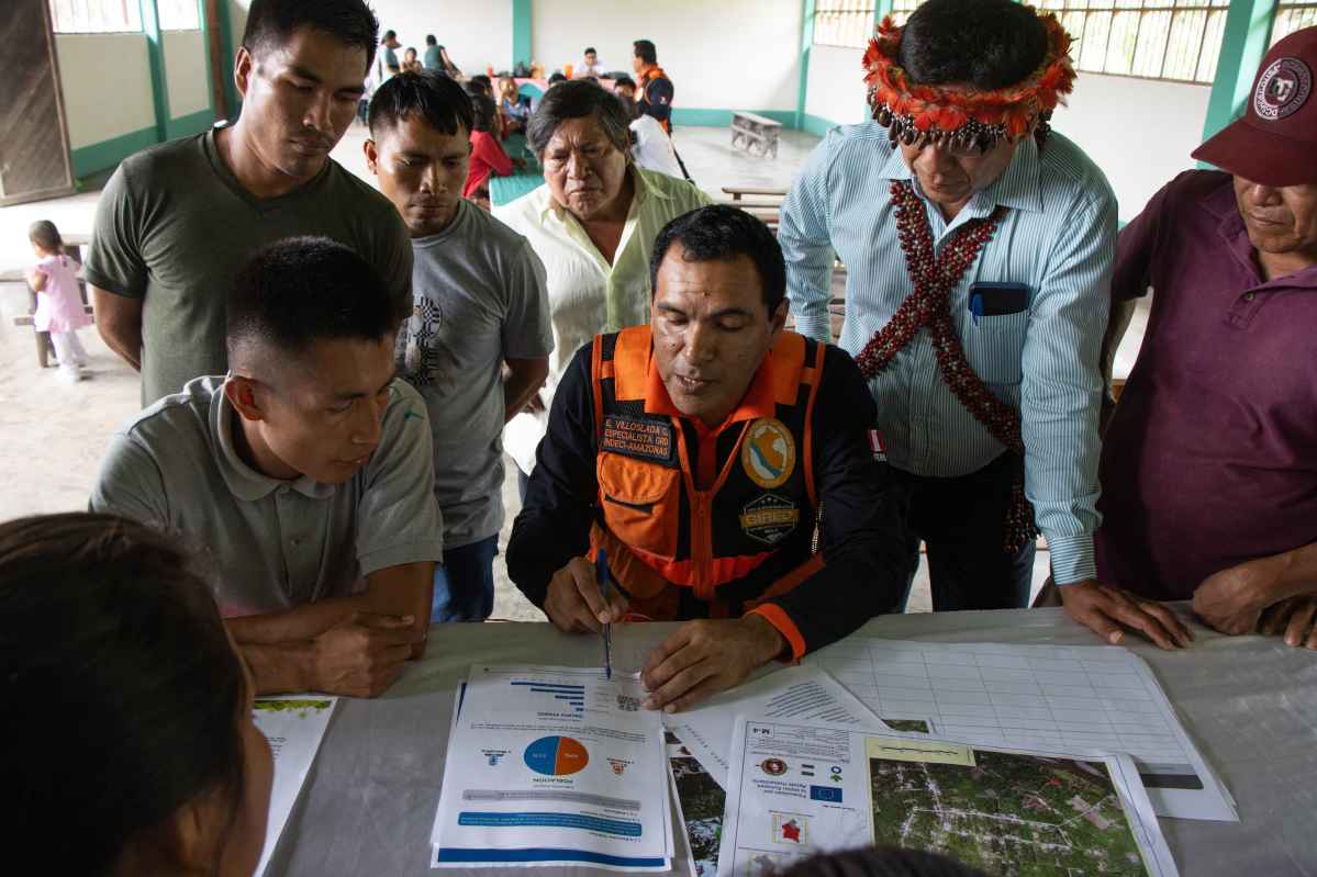 Comuneros y comuneras del sector Buchigkis, Imaza, en Amazonas, participan en un taller de Gestión del Riesgo de Desastres junto al Instituto Nacional de Defensa Civil, el GTAA y Acción contra el Hambre. 