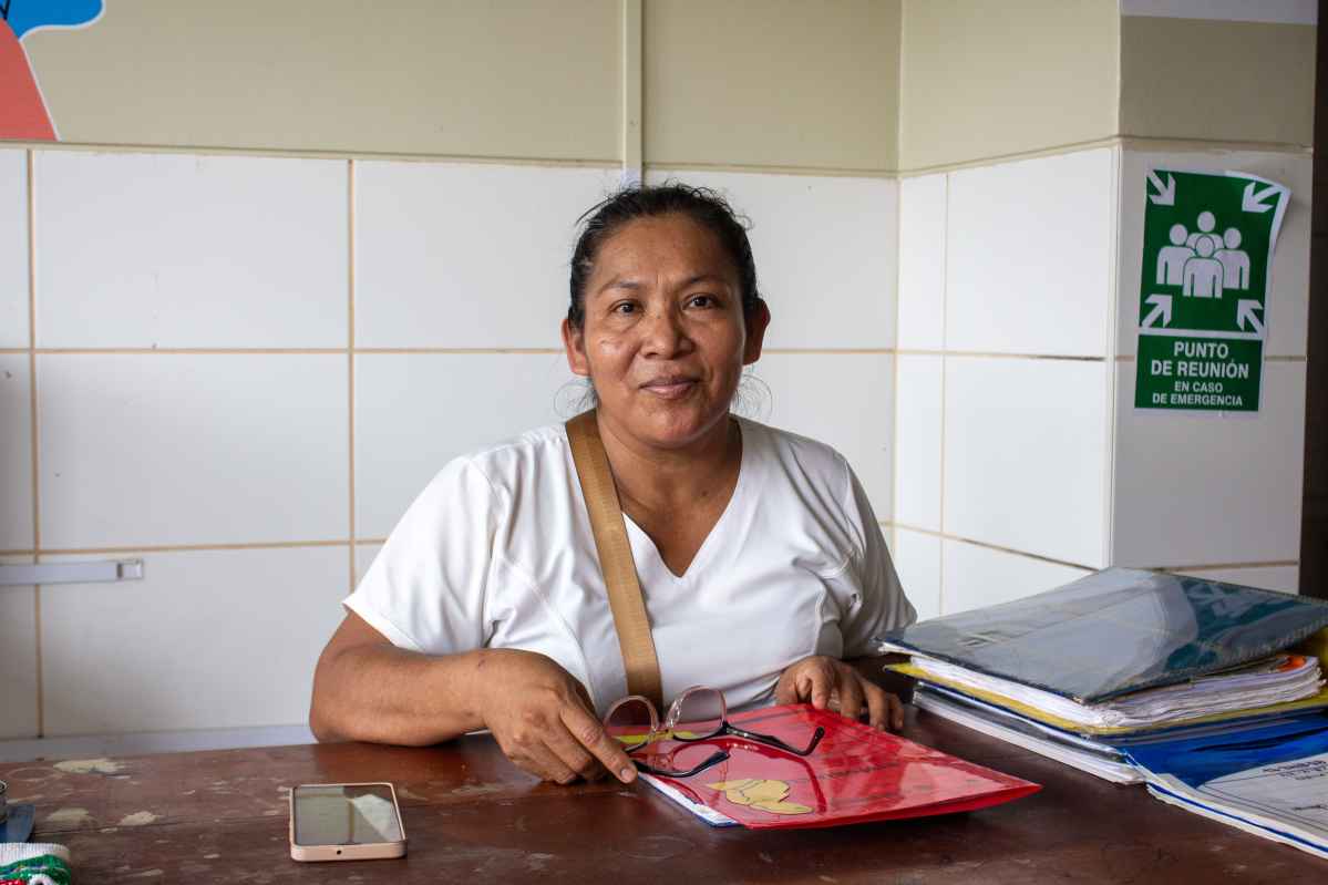 Janett Tuyas Guillermo trabaja en el Puesto de Salud de Nazareth desde su fundación en 2006. Pertenece al pueblo Awajún. Cuando las comunidades más aisladas no pueden acudir al puesto, junto a otras técnica enfermeras, camina o paga de su propio bolsillo el transporte para ir a visitarlas.