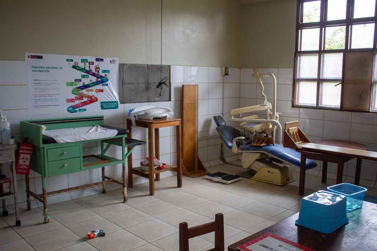 En un informe de 2023, la Contraloría General de la República advirtió que el 37% de los establecimientos de salud públicos del primer nivel de atención visitados ni siquiera contaban con los servicios básicos mínimos. De aquellos que carecían por completo de energía eléctrica, agua potable, desagüe y/o alcantarillado, 11 se encontraban en la región Amazonas. Fotografía tomada en el Puesto de Salud de Nazareth.