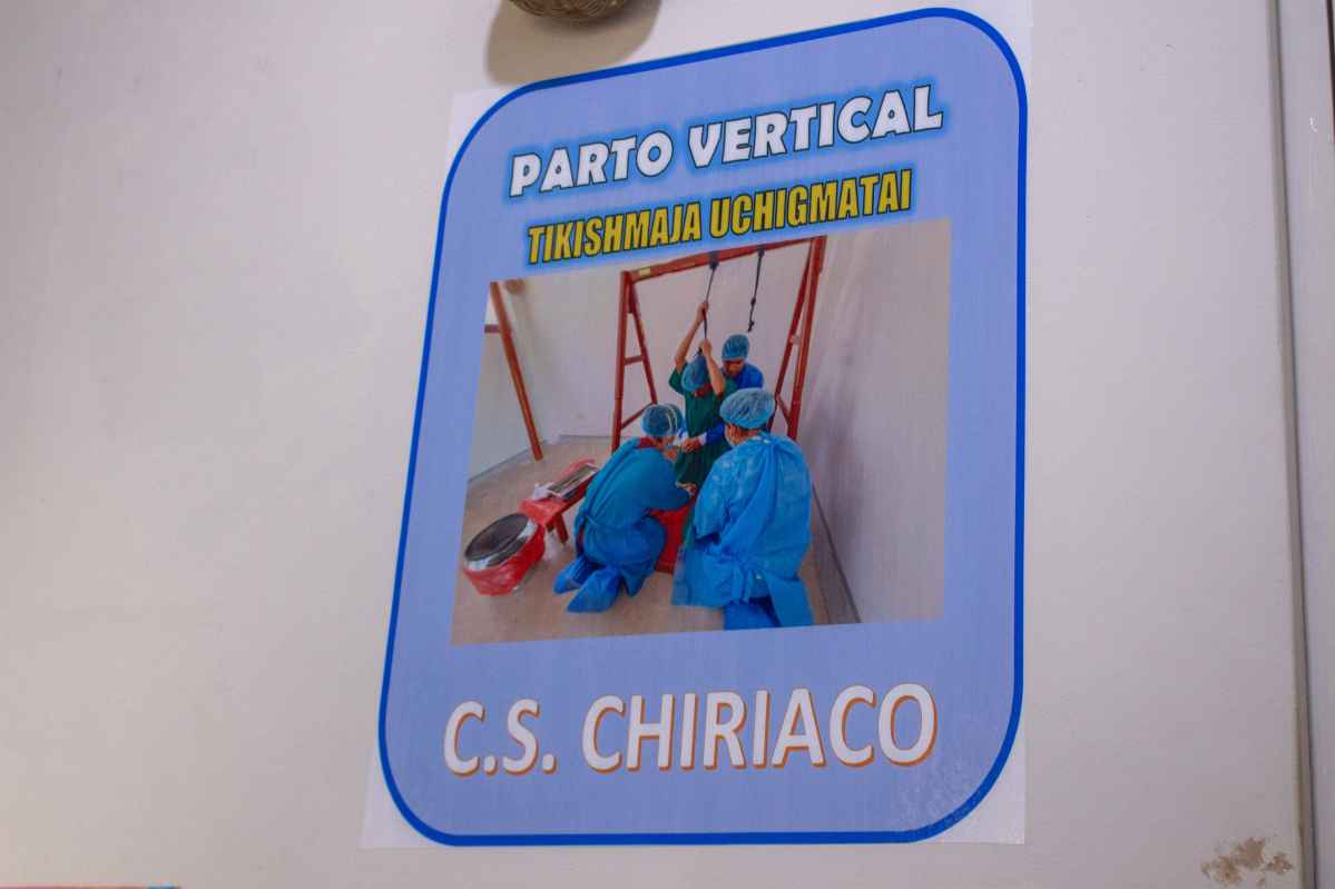 En la cultura Awajún, las gestantes suelen dar a luz de pie. Foto tomada en el Centro de Salud Chiriaco, de categoría I-3.