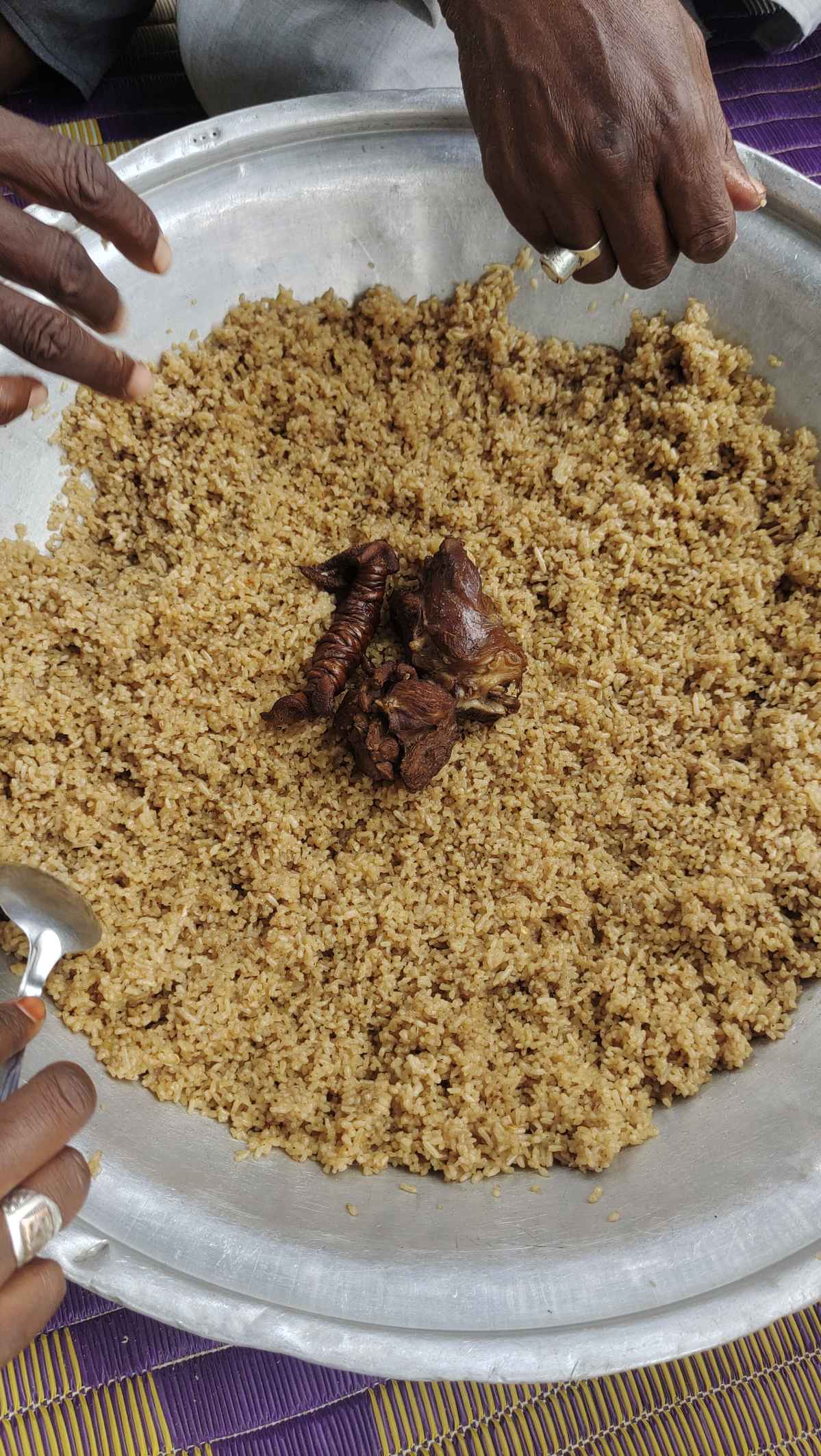 Un bol de arroz con carne que los habitantes del pueblo comparten con nosotros a la hora de comer