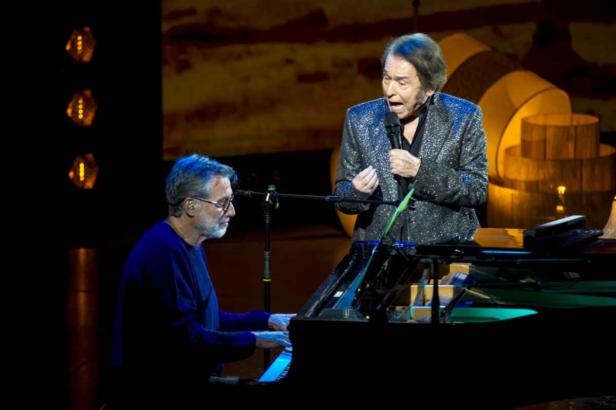 Lucha de Gigantes 2026 Raphael junto a Emilio Aragón al piano