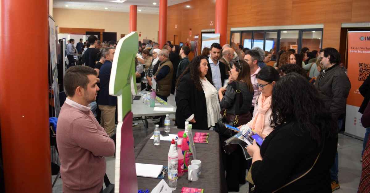 FeriaEmpleo-DosHermanas-Sevilla-Stands-Empleo-Conferencia-AccioncontraHambre
