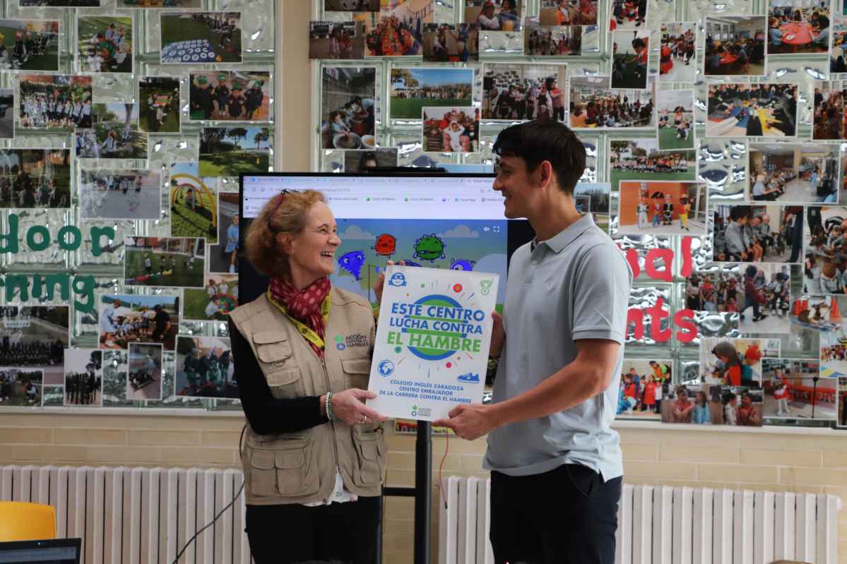 Carrera contra el Hambre entrega placa Colegio inglés de Zaragoza