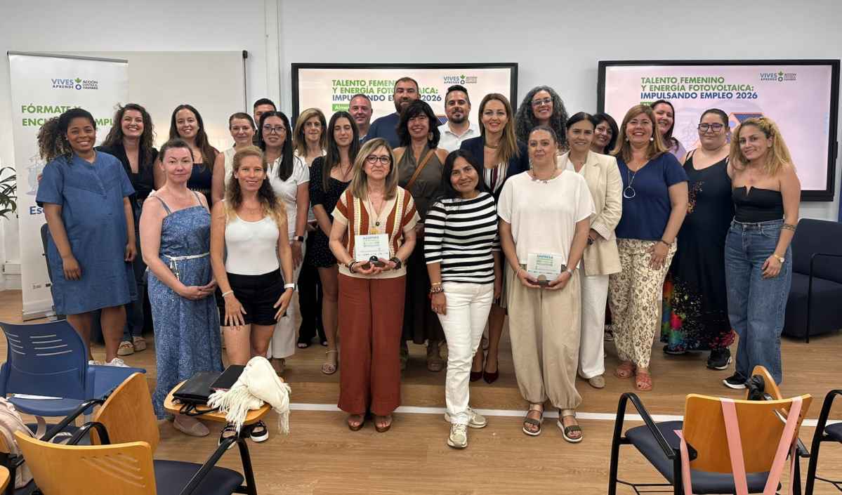 Mujeres-Graduadas-EscuelaEmpleo-Fotovoltaica-Almeria-España-2026