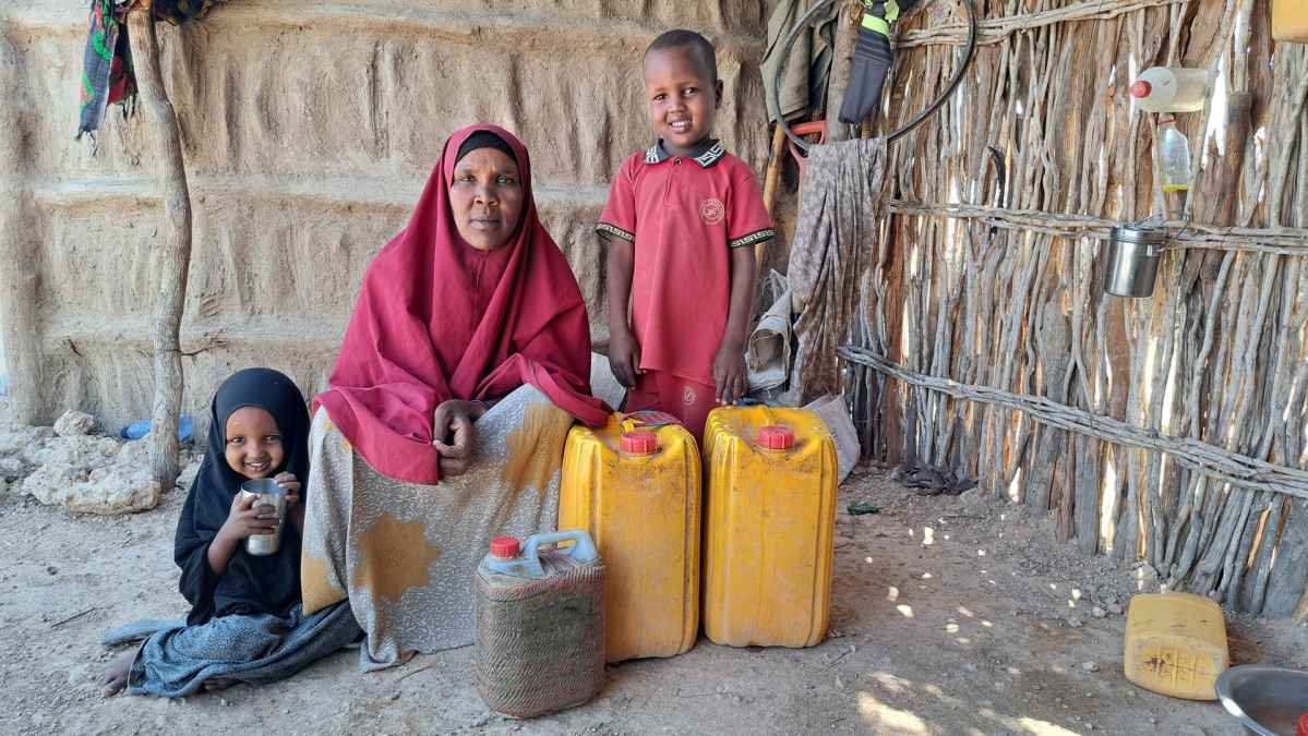 Familia de Somalia con tanques de agua