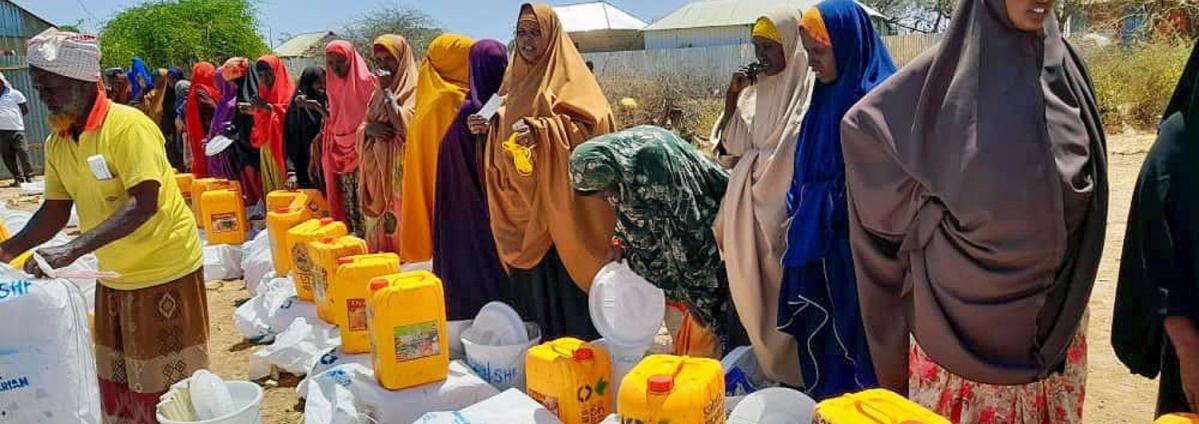El transporte de agua de emergencia proporciona ayuda y seguridad a las mujeres en Somalia