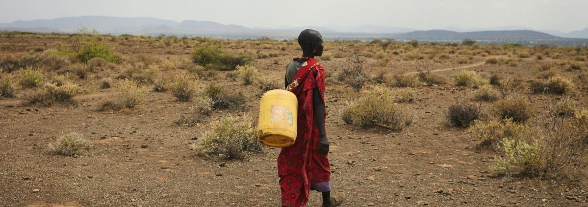 Una mujer va a rellenar bidones de agua de 15 litros en un agujero donde, entre dos rocas, se estanca agua no potable y llena de bacterias. 