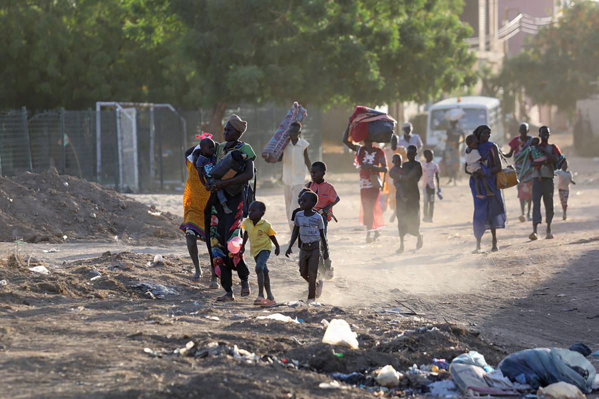 Personas huyendo de sus barrios en medio de los combates entre las partes del conflicto en Jartum el 19 de abril de 2023, tras el colapso de una tregua de 24 horas. ©AFP