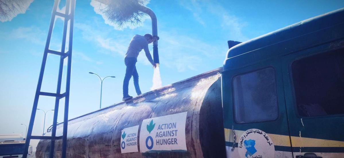 La distribución mediante camiones cisterna proporciona agua potable en la zona rural de Idlib.