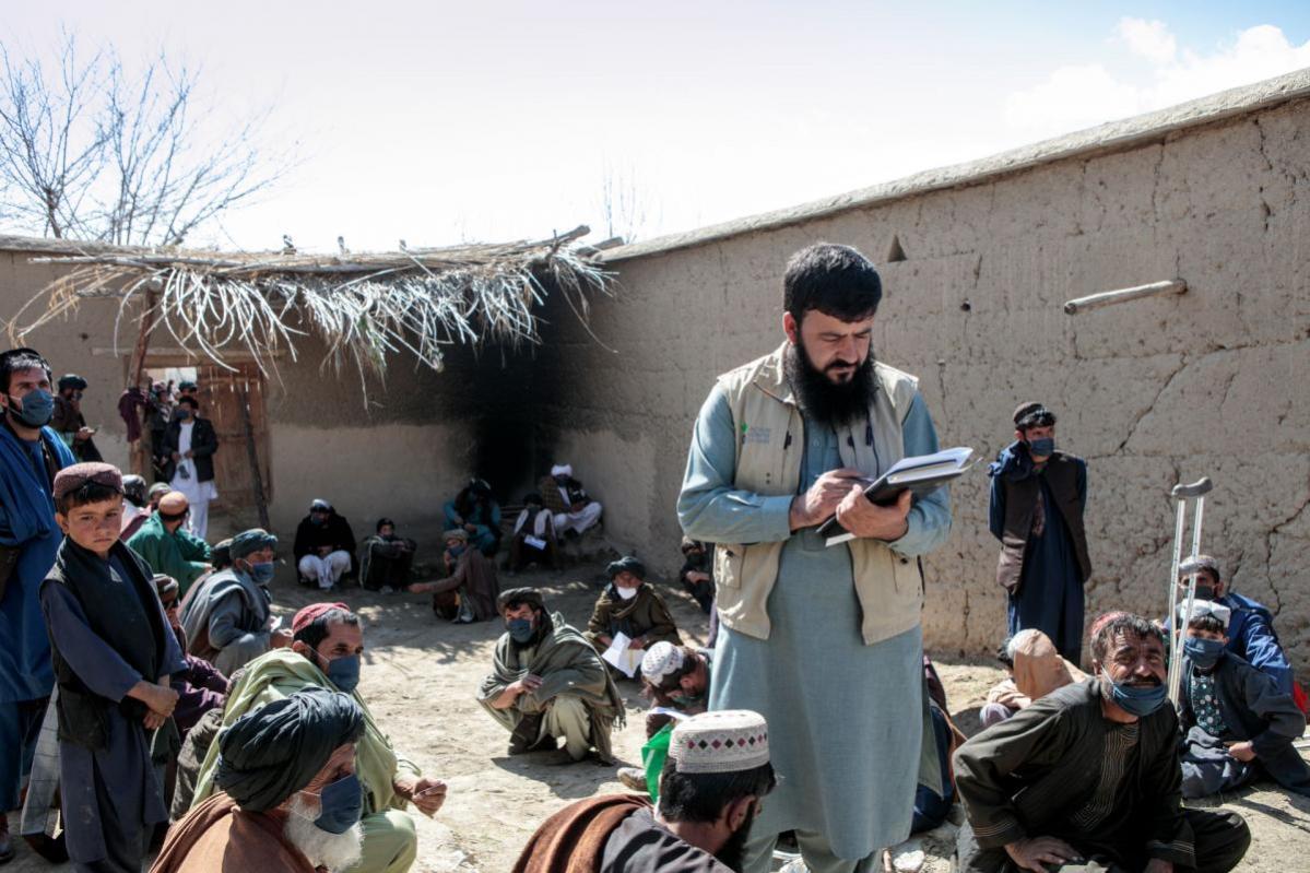 Trabajador de Acción contra el Hambre junto con beneficiarios en Afganistán
