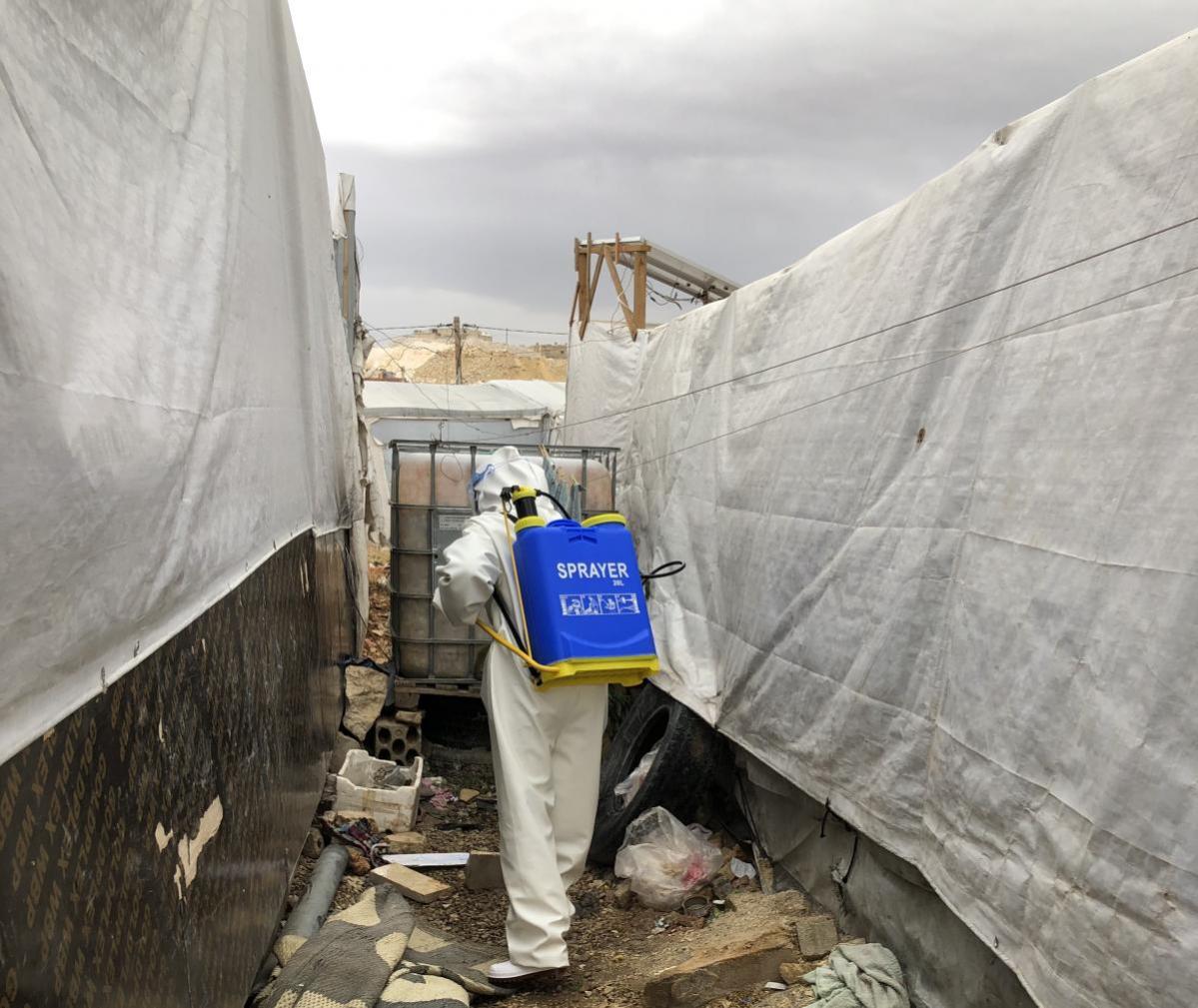 Personal de Acción contra el Hambre desinfectando en asentamientos informales afectados por el brote de cólera en el Líbano. © Lubiana Gosp-Server para Acción contra el Hambre