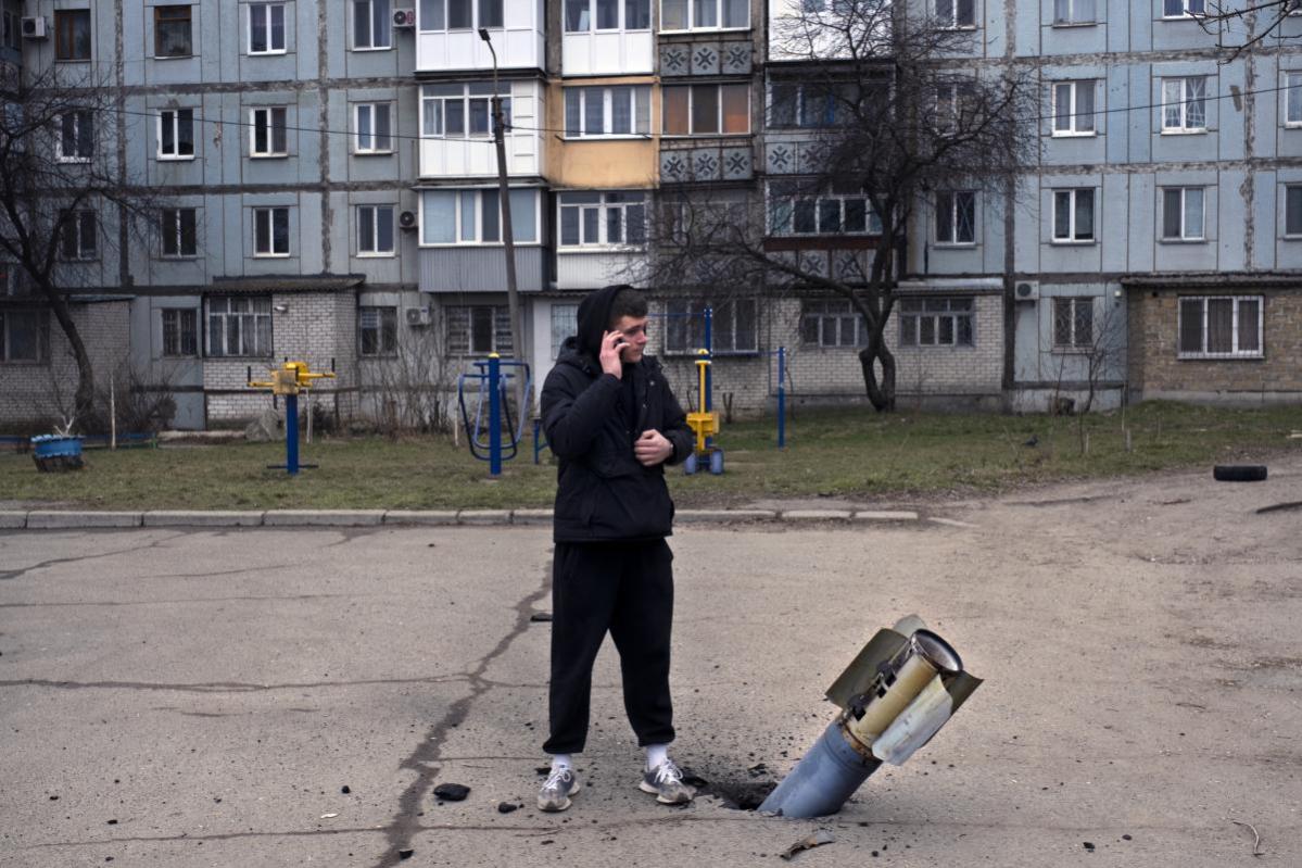 Un hombre se para junto a un misil sin explotar en Mykolayiv