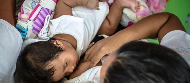 La lactancia materna es clave para evitar la desnutrición en niños.